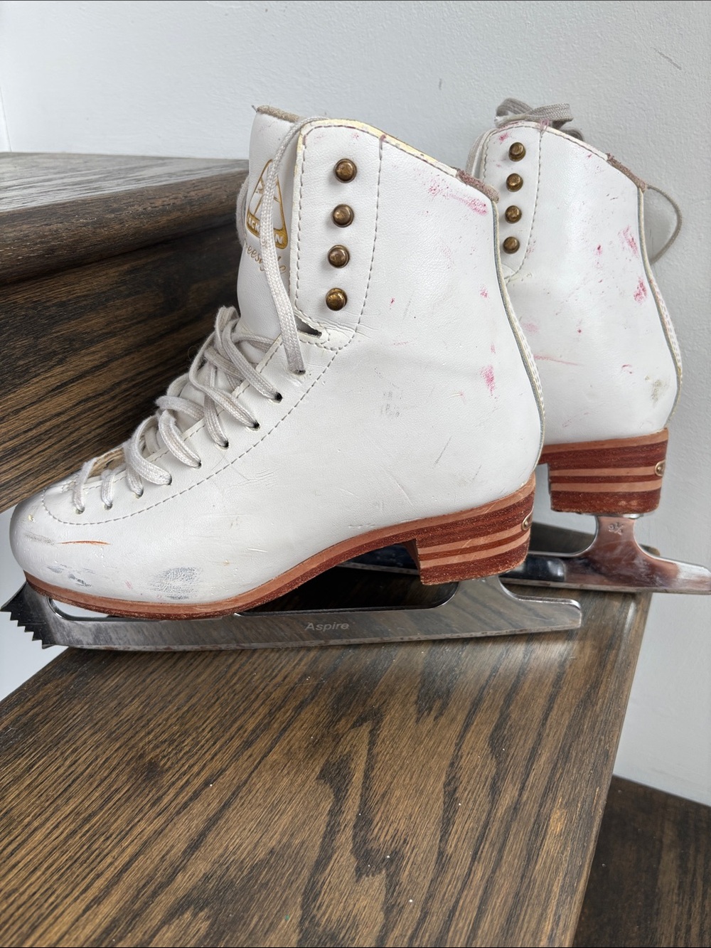 Jackson Freestyle girls skates, white leather, 9.25 blade, size 5B